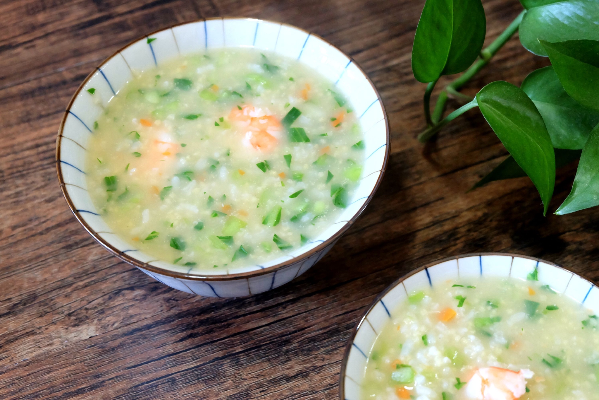 天气渐凉,早晚来一份热气腾腾的营养鲜虾粥,非常舒服.