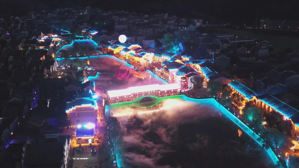 流坑村龙湖两岸夜景.(受访者供图)