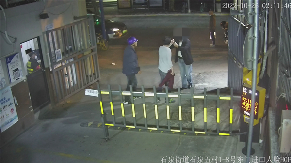 男子误把出租当网约车，拒绝现场付车费还打人被行拘
