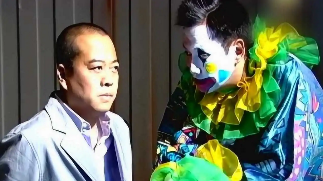 《法证先锋》小丑囚禁高彦博(左,欧阳震华饰).