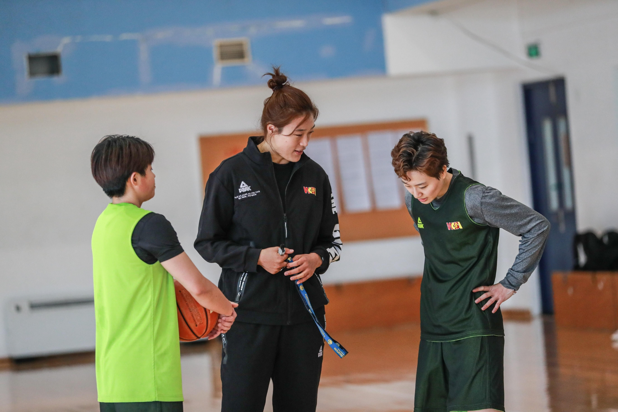 张琳(中)今年休赛期成为首钢女篮正式主教练.