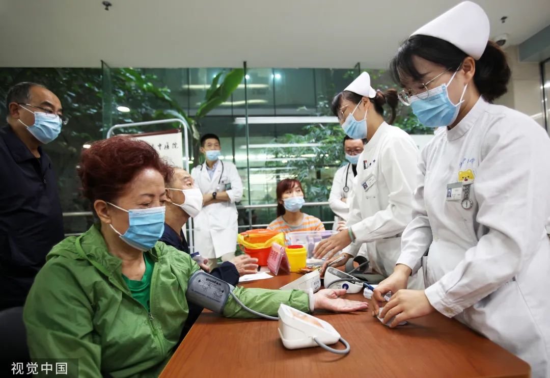 2021年10月8日,南京,医护人员在江苏省中医院为咨询者测量血压.