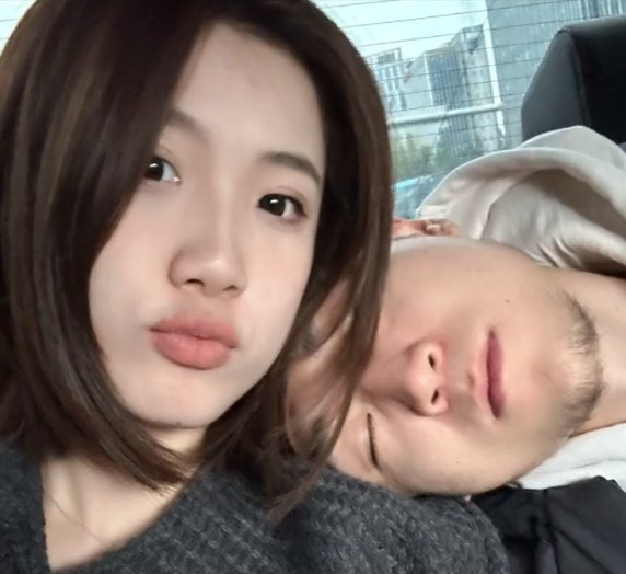 高诗岩女友晒恩爱视频:上个周末嘿嘿_新浪新闻