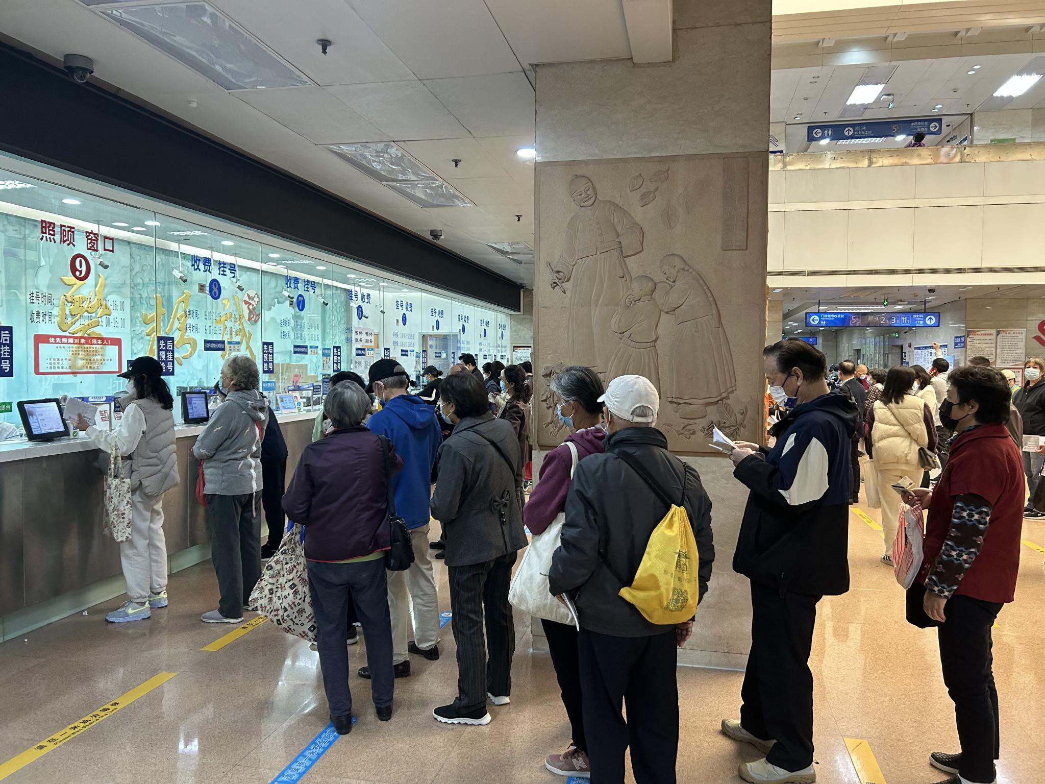 11月15日下午,上海龙华医院门诊大楼,患者排队挂号.