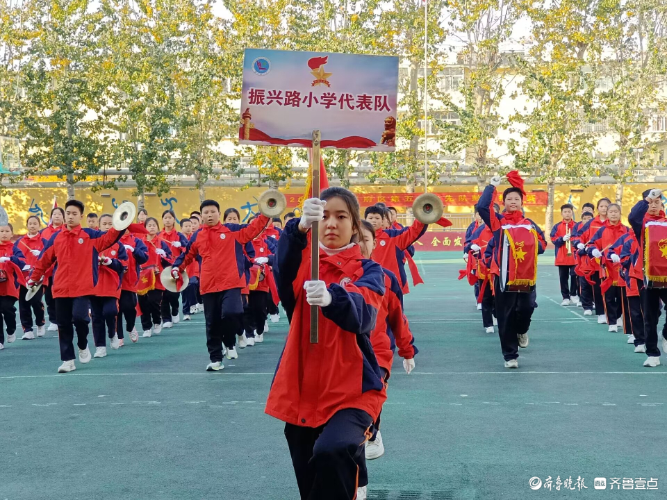 振兴路小学举行"争做好队员"少先队鼓号操比赛|少先队|小学_新浪新闻