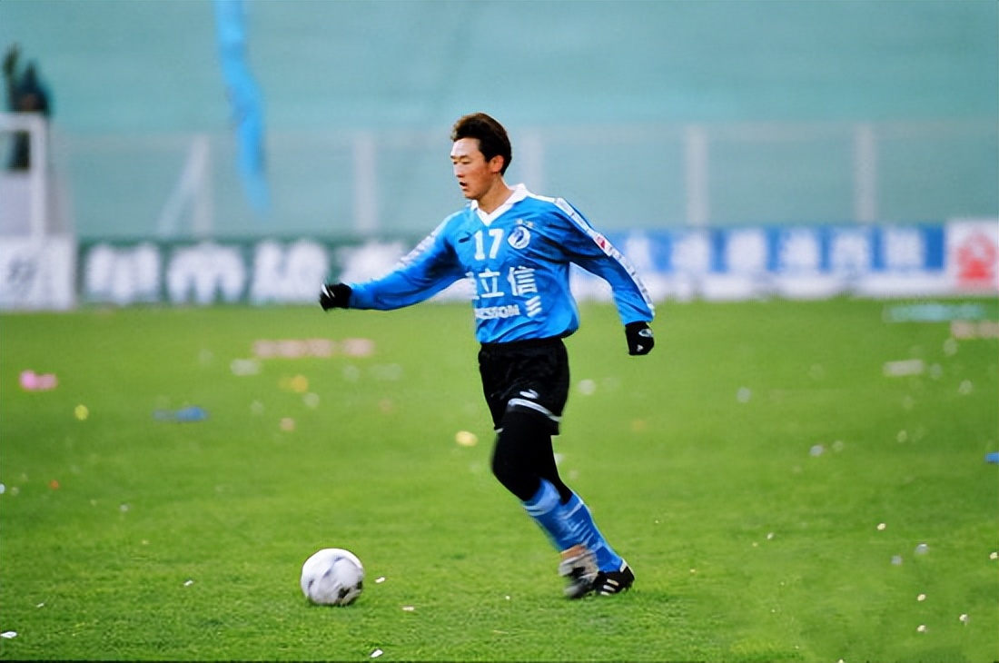 将球传给了中路的大连队前锋,后者甩开3名防守球员后又过掉守门员