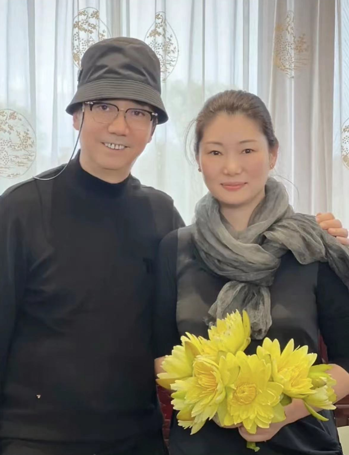 女方一身名牌显贵气,带娃改嫁很幸福|范明|厉玲|妻子_新浪新闻