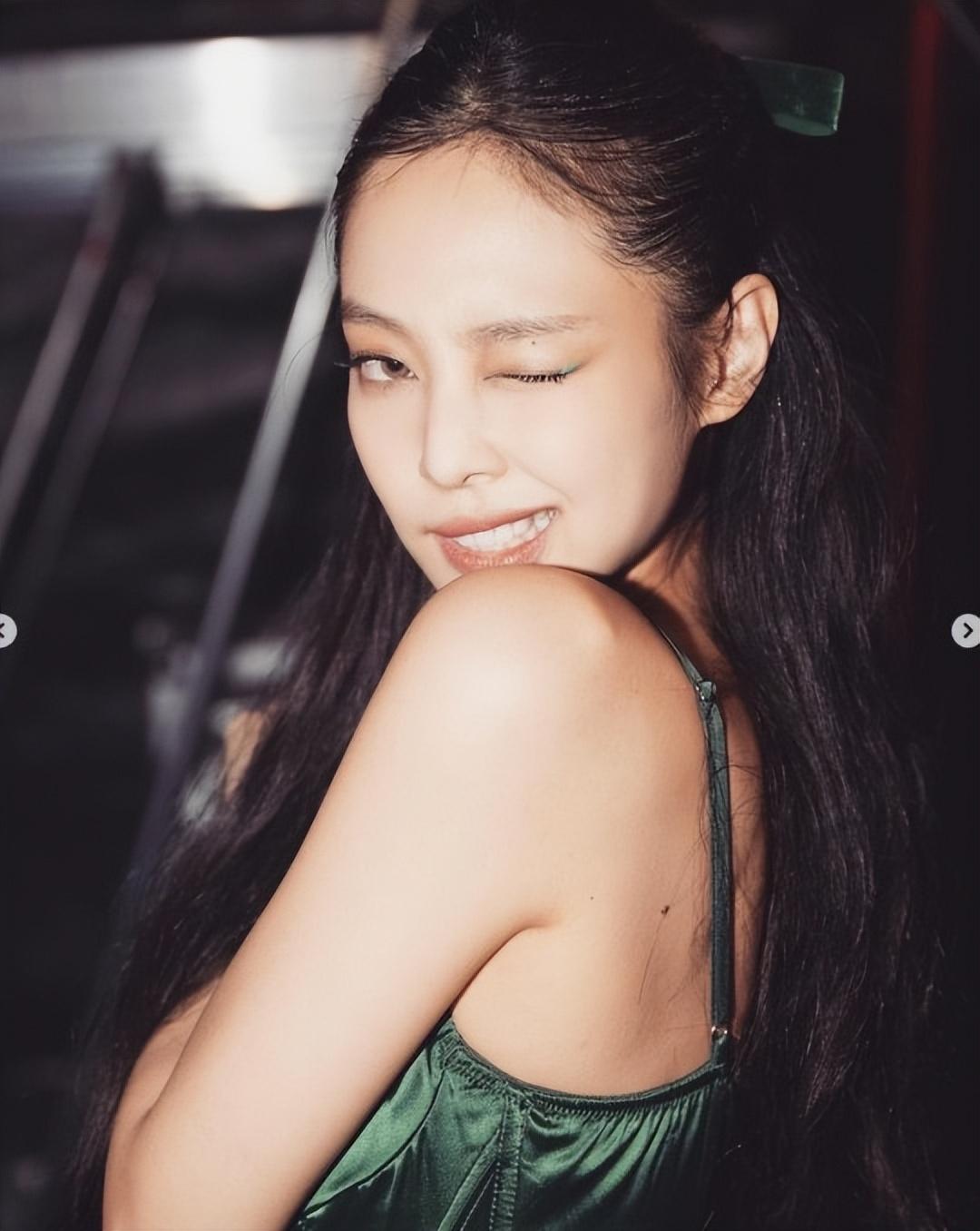 韩国女星金珍妮穿吊带绿色短裙肤白貌美大长腿性感撩人