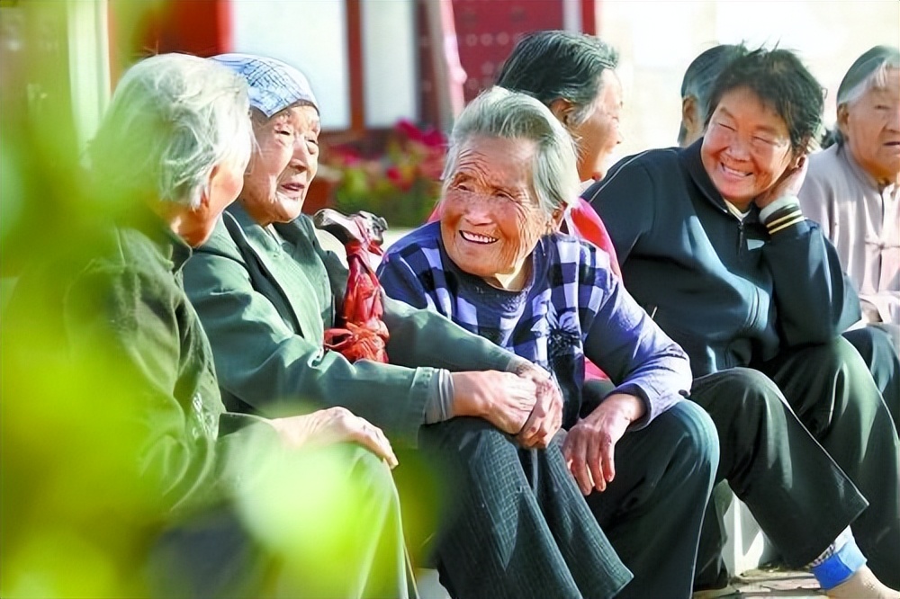 “新型养老”正兴起,老人不住养老院生活更惬意,还不用麻烦子女__财经头条