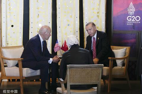 当地时间2022年11月15日，印度尼西亚努沙杜瓦，美国总统约瑟夫·拜登（左）与土耳其总统雷杰普·塔伊普·埃尔多安交谈。（视觉中国）