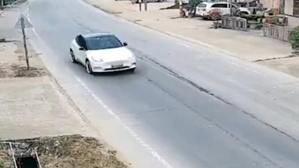 特斯拉潮州事故最早目击者：司机30年驾龄开车稳当