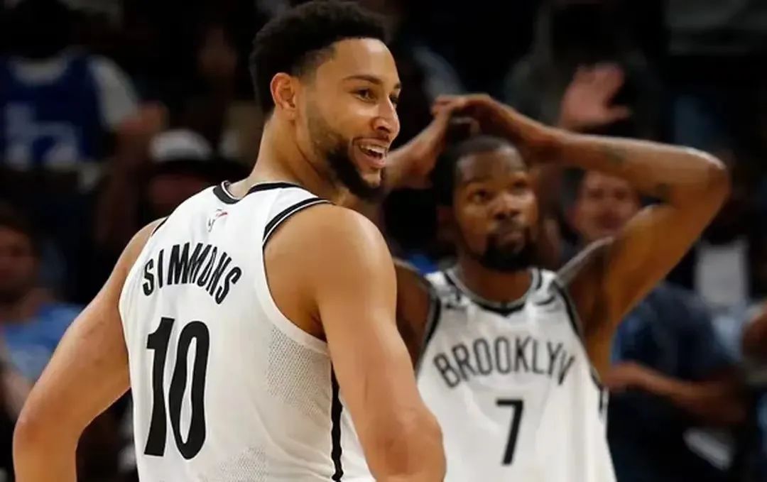 西蒙斯复出首战贡献全面数据