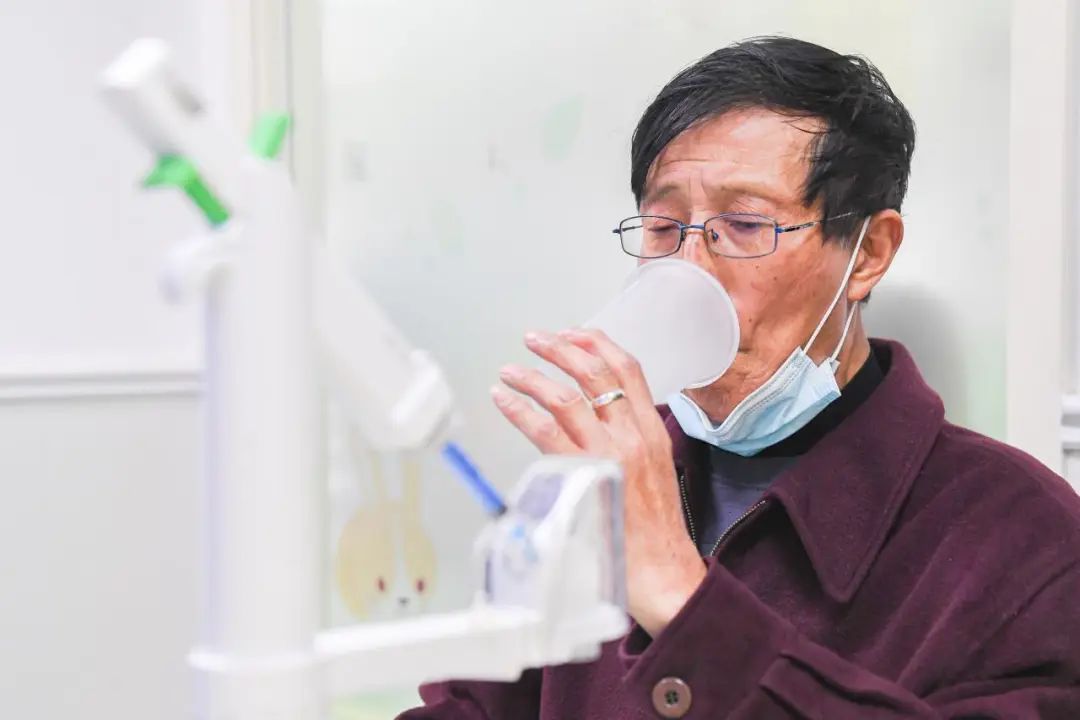 直击社区新冠疫苗接种点：老年人放心接种，给自己多一重关键防护