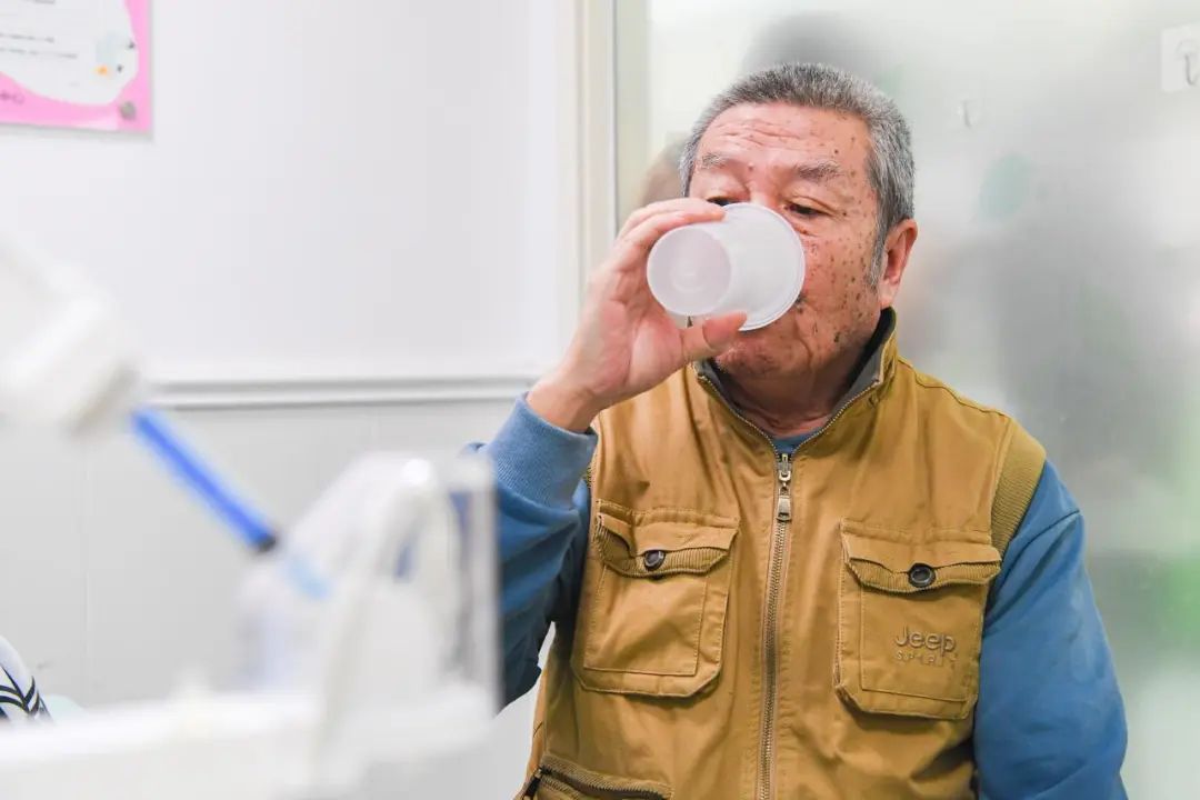 直击社区新冠疫苗接种点：老年人放心接种，给自己多一重关键防护