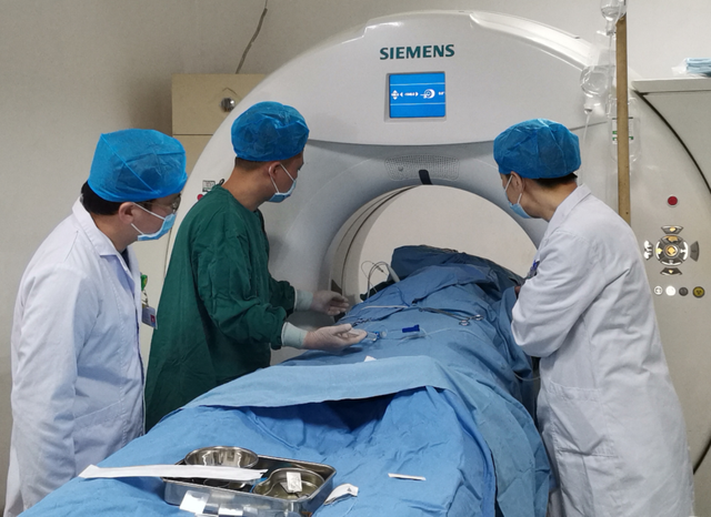 过一阵子就有一层厚皮,想剪掉才轻松,用了好多药不管用,不知道啊是什么原因?