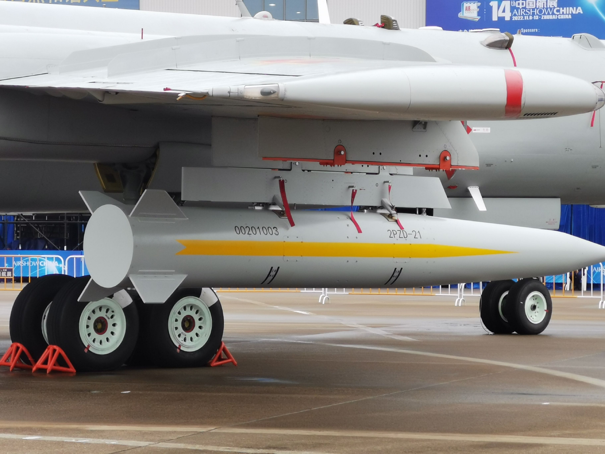 根据央视军事的说法,此次轰-6k携带的是鹰击-21超高声速导弹,具有速度