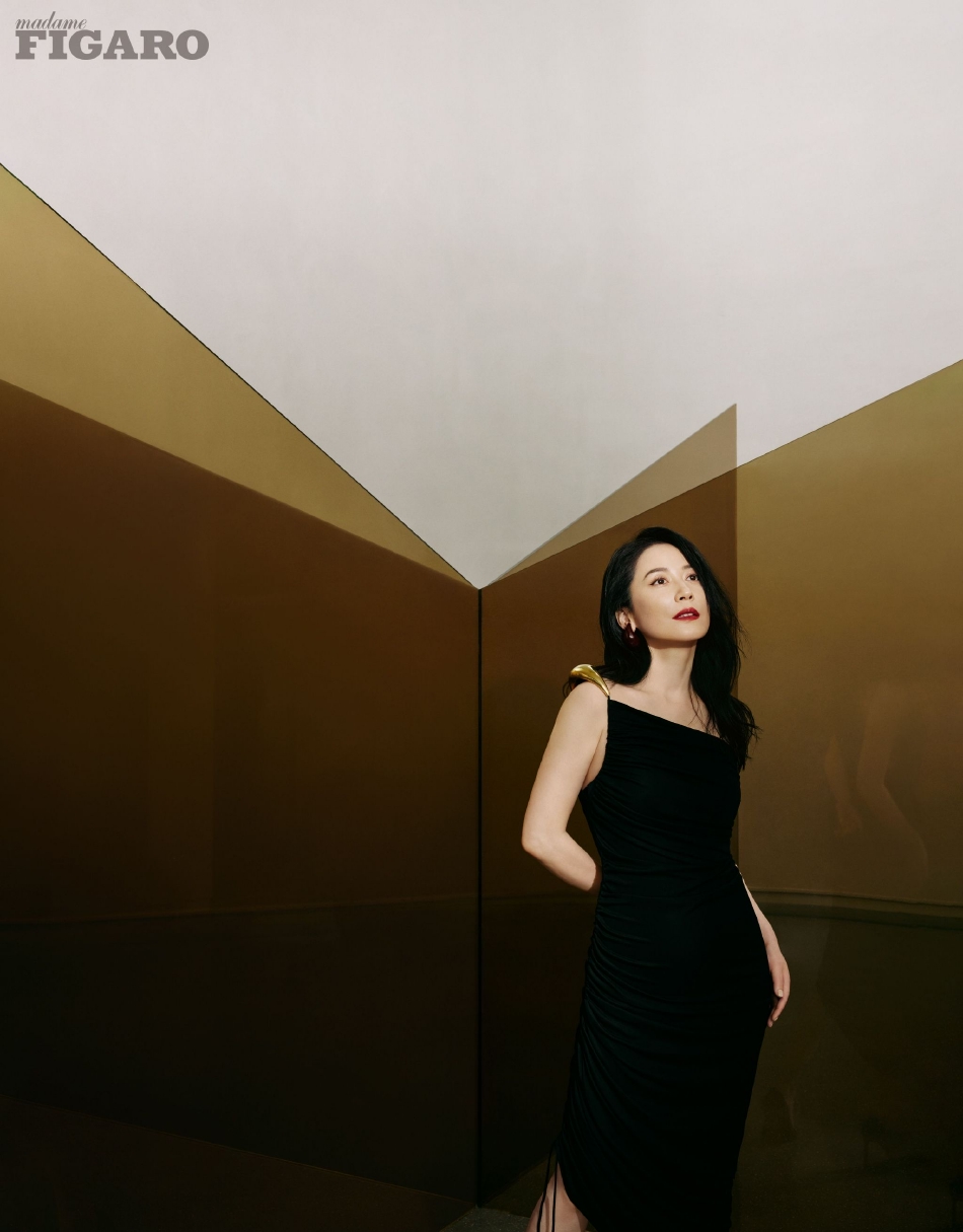 俞飞鸿最新时尚大片上线 黑发红唇气场全开__财经头条