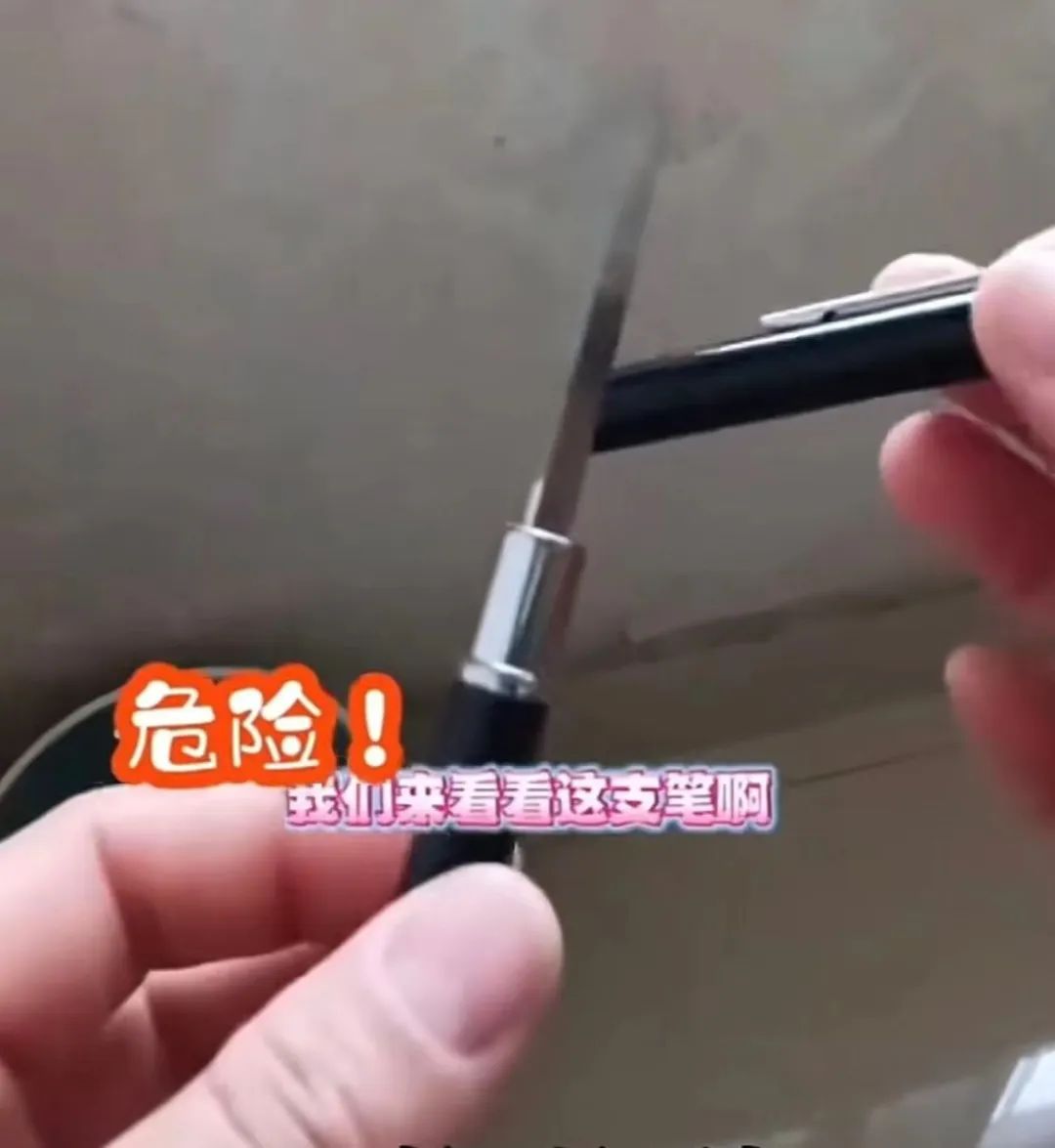 ▲河南一位学生家长展示从校门口买到的圆珠笔，打开笔帽露出的竟是一把刀。截图来自社交媒体视频