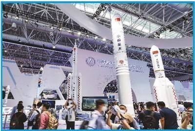 11月9日，中国新一代运载火箭模型亮相中国航展。 新华社记者 刘大伟摄
