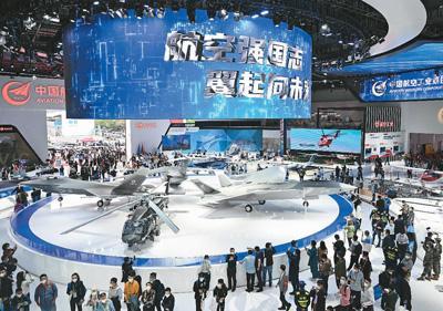 11月8日，中国航空工业集团展台吸引了众多观众目光。 新华社记者 邓 华摄