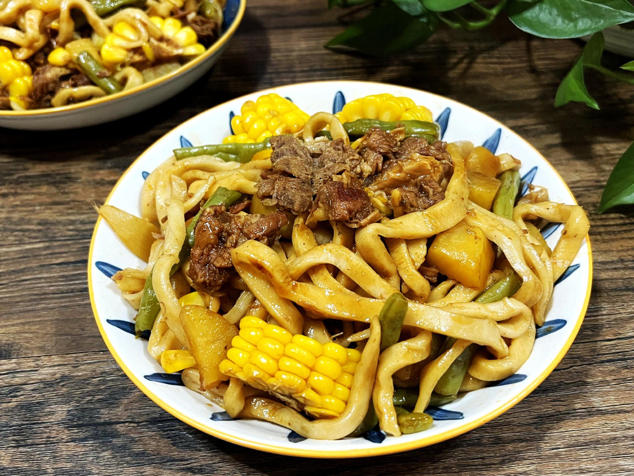 教你做牛肉豆角玉米焖面,连菜带面条,焖了一大锅,鲜香味美|玉米|豆角