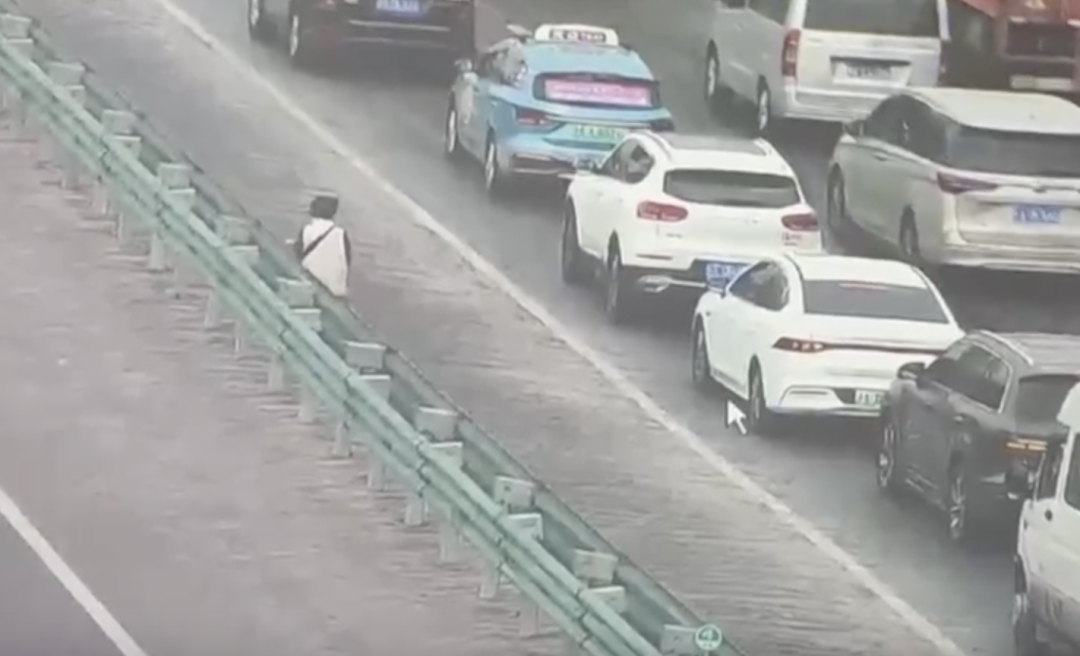 误闯高架！车辆身后排成队，上海老人惊慌跑，突然…休闲区蓝鸢梦想 - Www.slyday.coM
