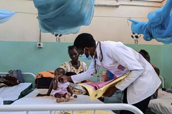 一名医生在2022年9月26日在肯尼亚洛德瓦尔的一家医院的儿科病房做检查。（法新社）