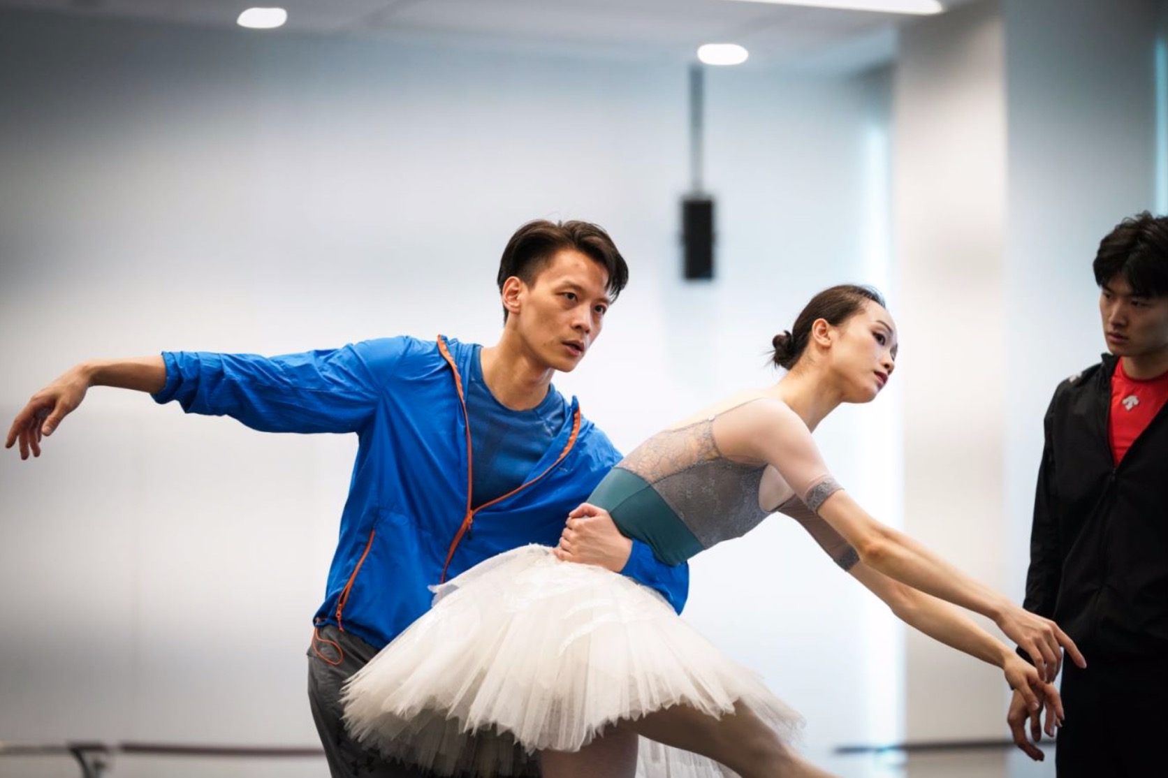 吴虎生(左)指导戚冰雪和许靖昆