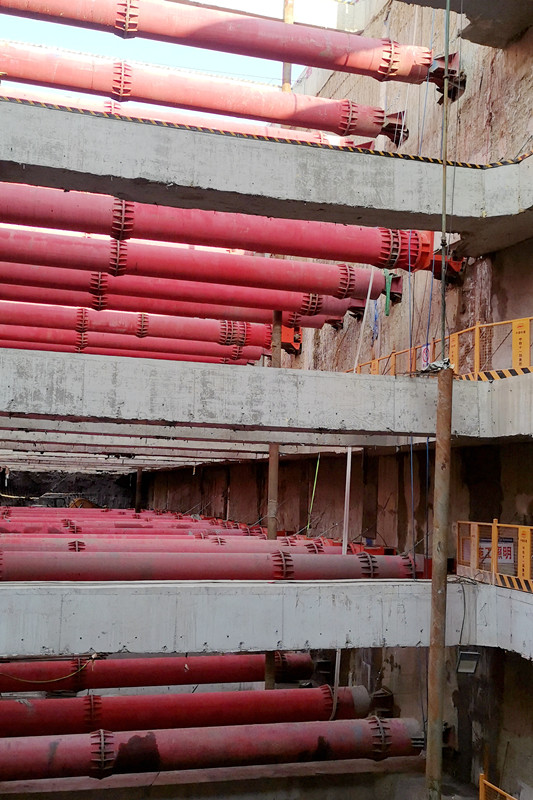 横跨在基坑上方,有21根与众不同装有"最强大脑"的钢支撑轴力伺服系统