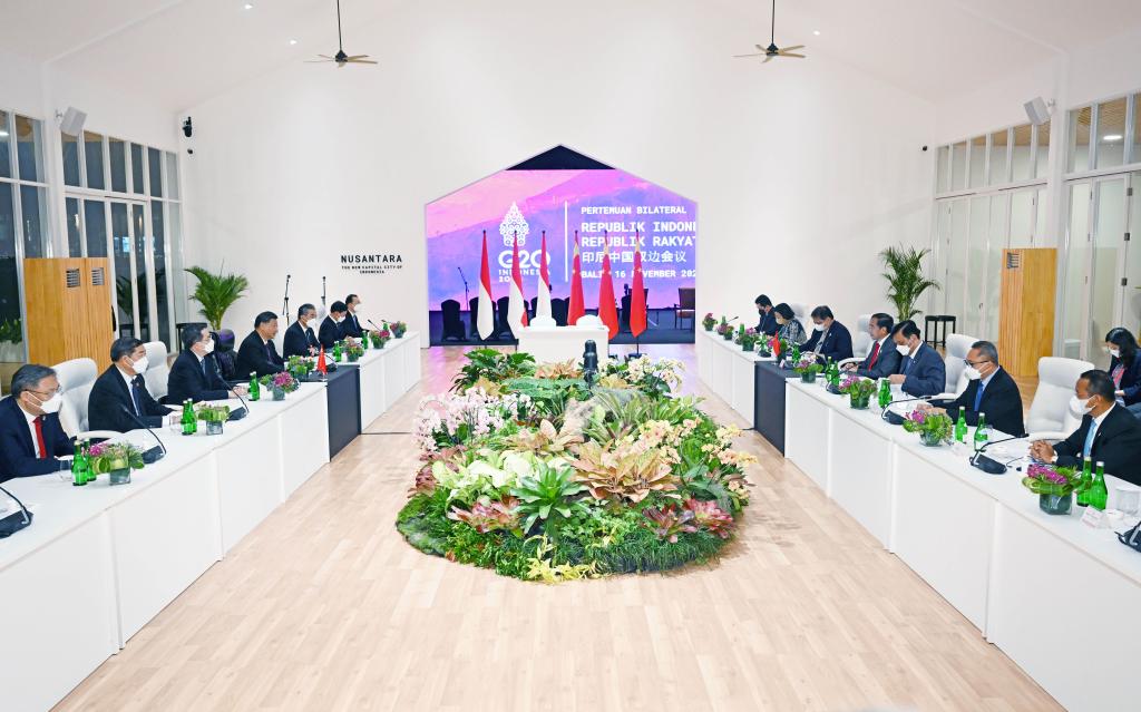 　　当地时间11月16日晚，国家主席习近平在巴厘岛同印度尼西亚总统佐科举行会谈。