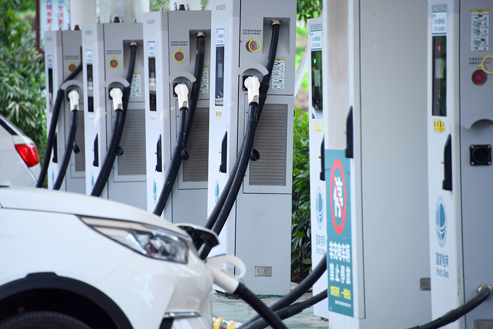 2022年10月26日,湖北恩施,宣恩县一处电动汽车充电桩,电动汽车在充电。视觉中国 图