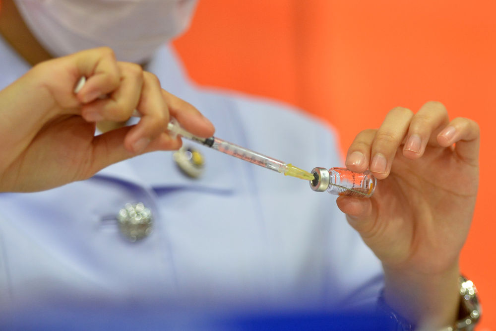  2021年5月12日，医护人员在泰国曼谷为民众接种中国科兴新冠疫苗。新华社发（拉亨摄）