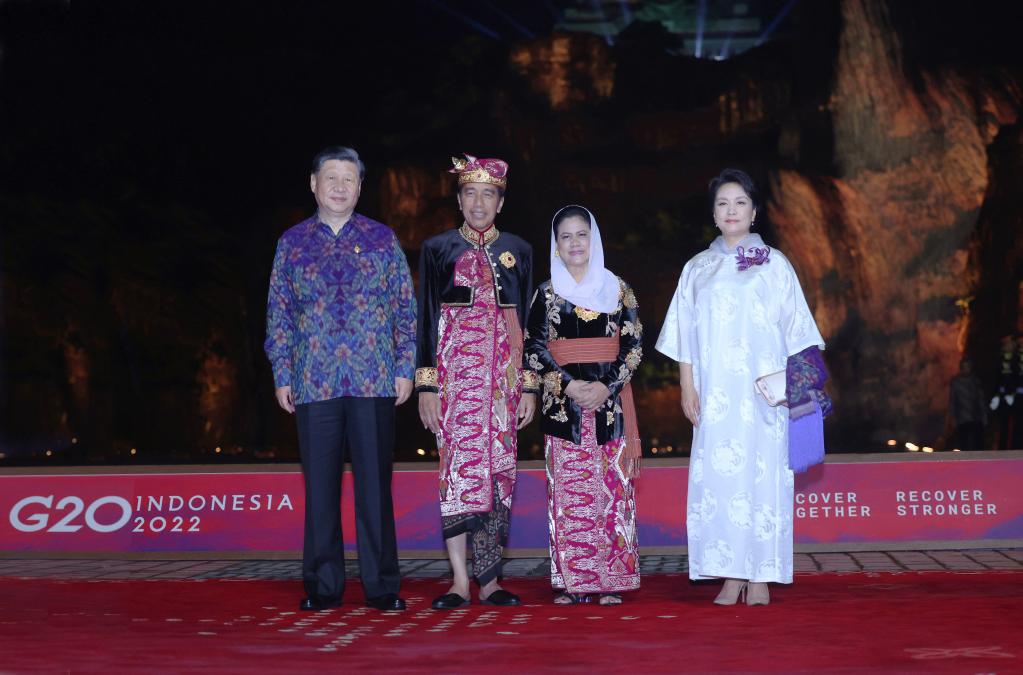 　　这是习近平主席夫妇在晚宴前同印度尼西亚总统佐科夫妇合影。新华社记者 鞠鹏 摄