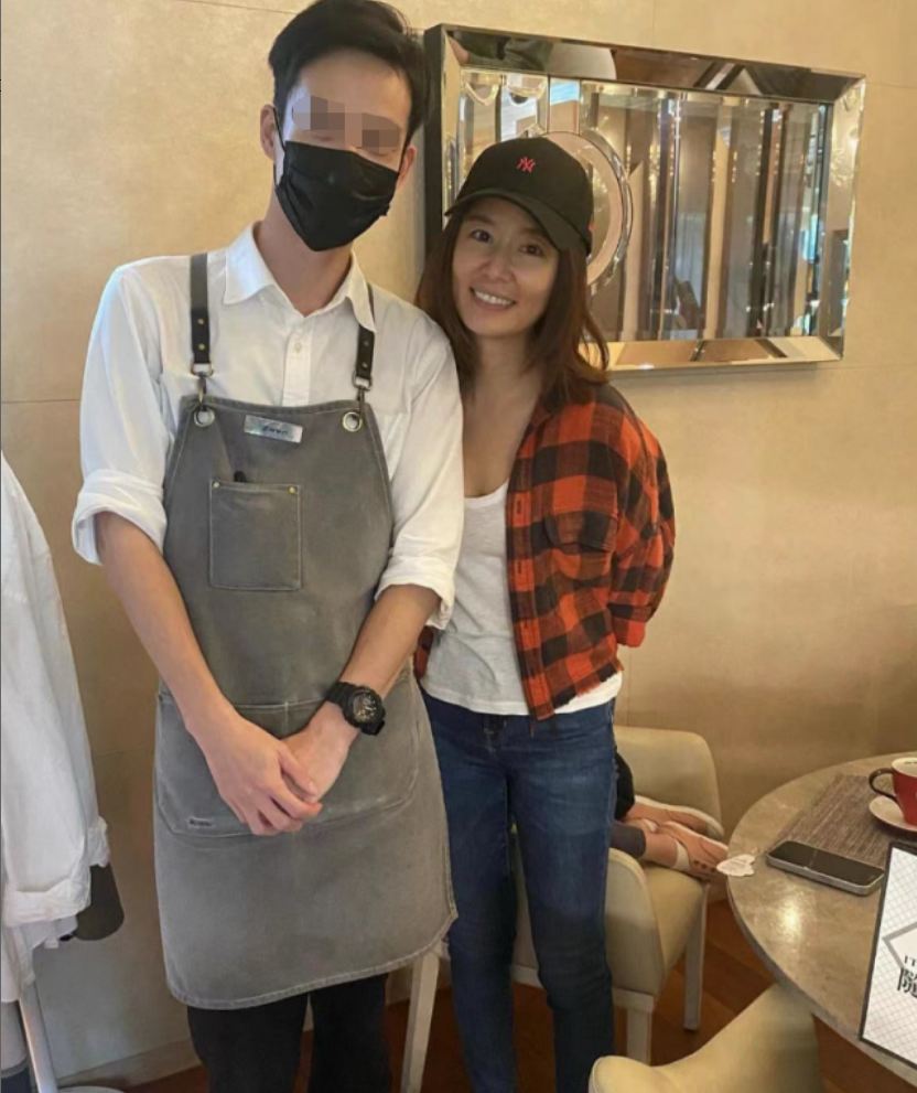 46岁林心如素颜约会!面色黝黑皮肤干燥,似寻常中年妇女太真实|林心如|霍建华|素颜_新浪新闻