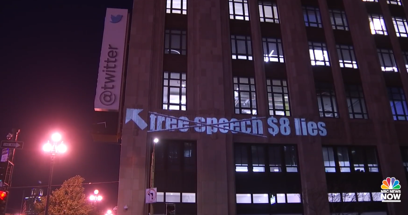 推特总部大楼外，有人打出投影花式嘲讽马斯克