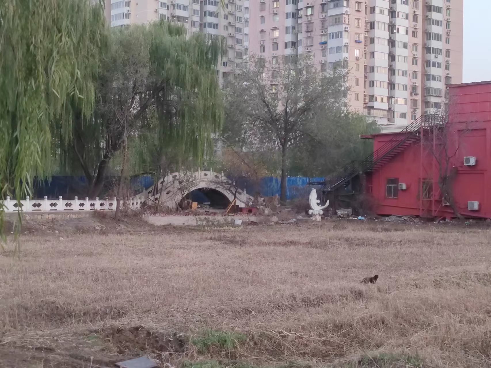 大门紧锁，荒废破败，家门口的公园为啥闲置十多年？|公园|绿地|北京市_新浪新闻