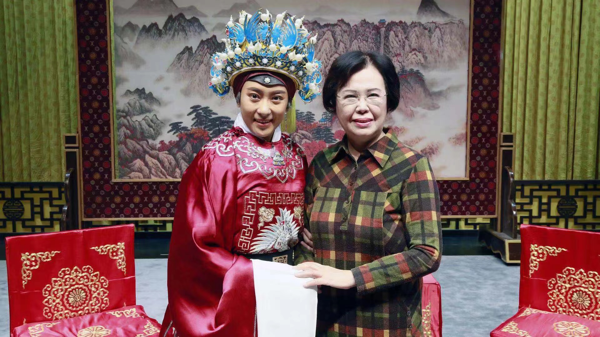 赵葆秀老师在棚内陪同,监督同期录制及后期制作