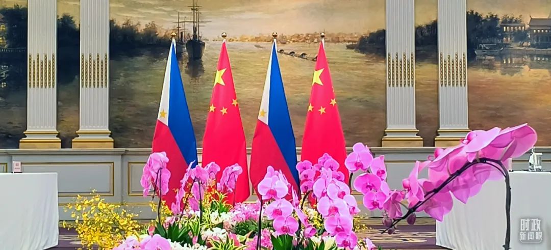 △会谈现场的中菲两国国旗。(总台央视记者范凯拍摄)
