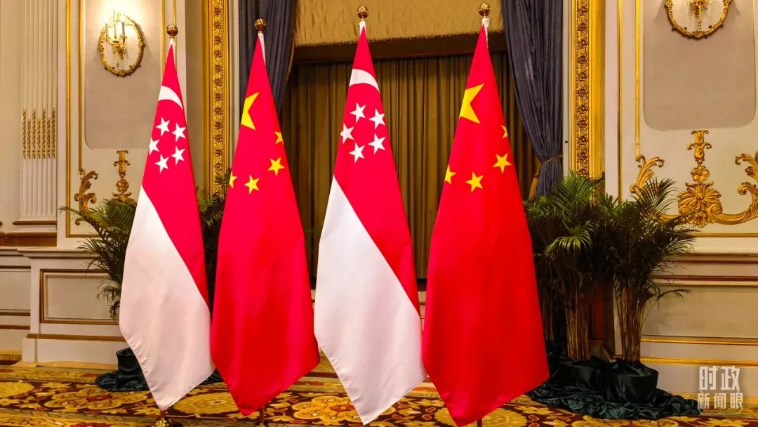 △会见现场的中新两国国旗。(总台国广记者吴倩拍摄)
