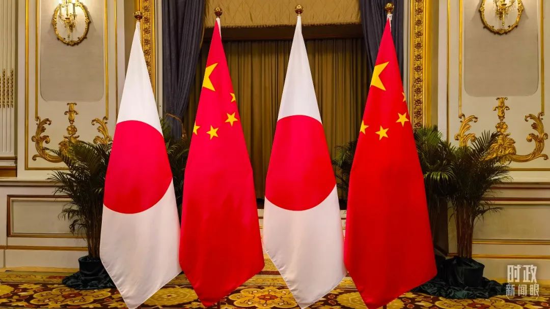 △会见现场的中日两国国旗。(总台国广记者吴倩拍摄)
