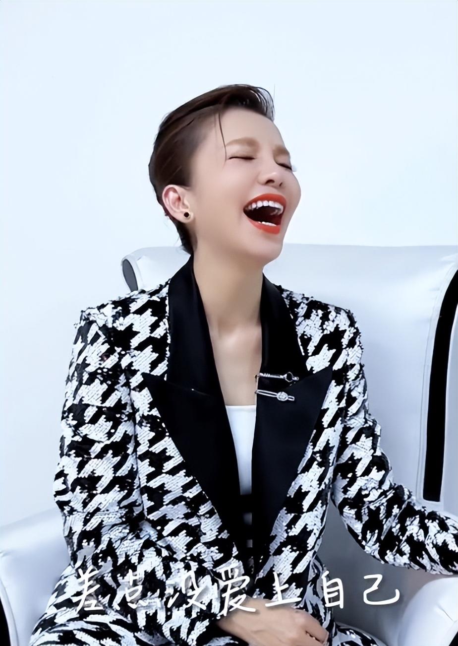 在讲完这句话之后,朱迅不仅开口大笑,而且她还现场进行了t台走秀,一