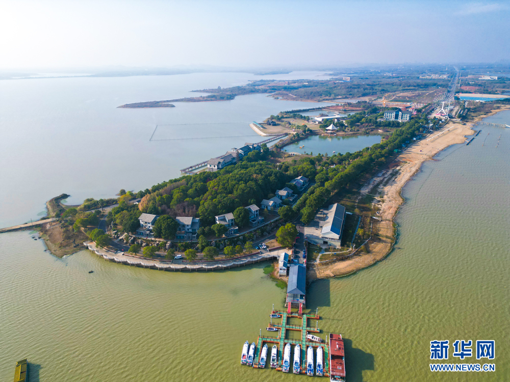 飞阅”中国】武汉江夏:初冬梁子湖畔长滩碧水郁郁葱葱