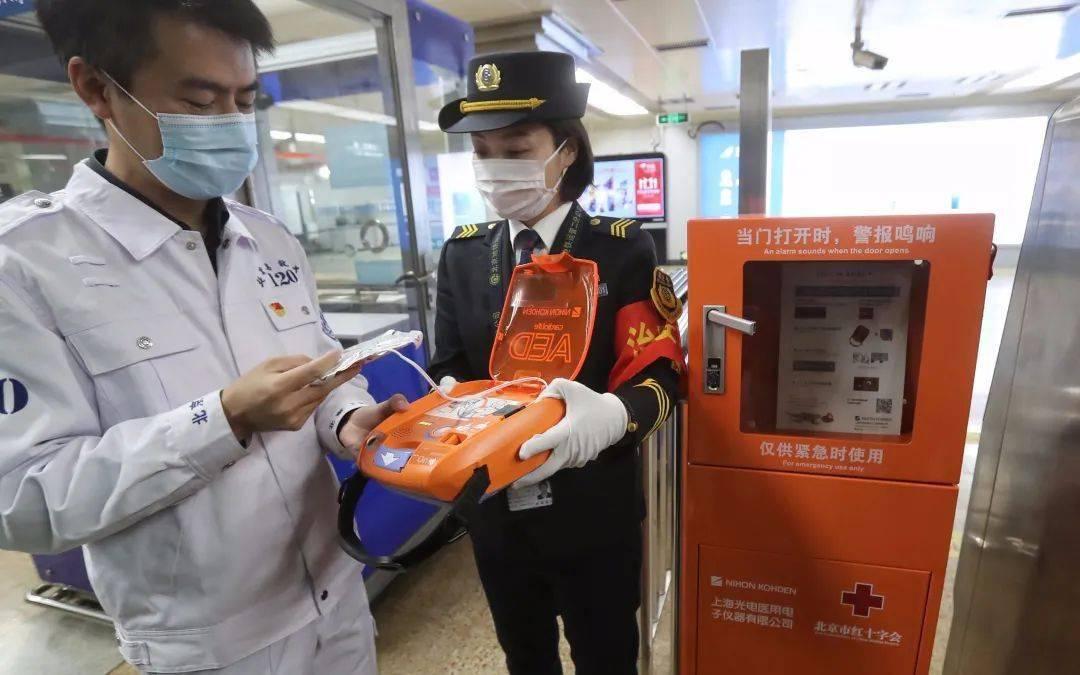 ▲北京急救中心培训中心主任陈志（右）现场演示AED设备使用方法。新京报记者 王贵彬 摄