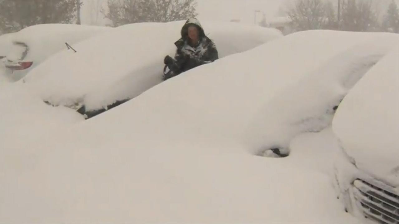 降雪量超1米!暴雪持续袭击美国纽约州 600万人受灾,社区陷入瘫痪|暴雪|袭击_新浪新闻