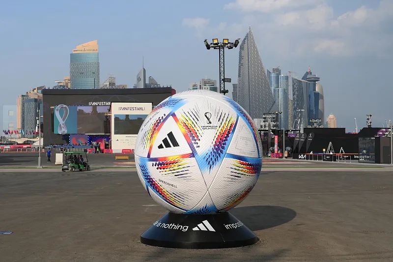 2022年11月19日，卡塔尔多哈，已经布置完毕的卡塔尔世界杯球迷节现场。图/视觉中国