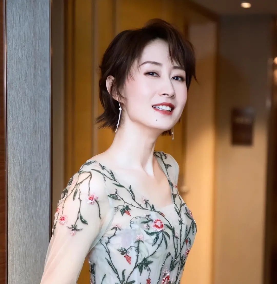 刘敏涛离婚后曝新恋情,与男子在车内激吻,双眼紧闭十分投入!|刘敏涛|恋情|车内_新浪新闻