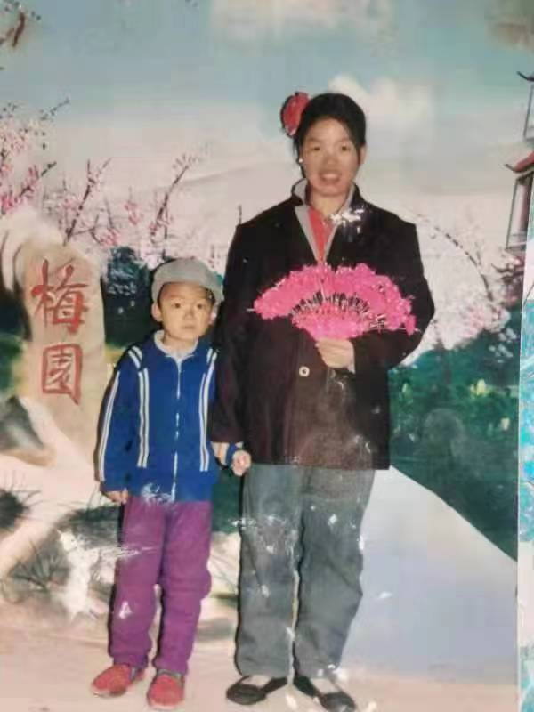 年轻时的汪祥慧。左为四岁的小武。 受访者 供图