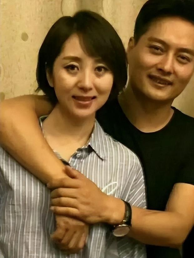 云飞和高月离婚6年,一个娶北大才女,一个带着女儿艰难生活|高月