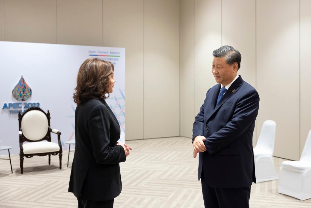 当地时间11月19日,国家主席习近平在曼谷出席亚太经合组织领导人非正式会议期间,应约同美国副总统哈里斯简短交谈。新华社记者 丁海涛 摄