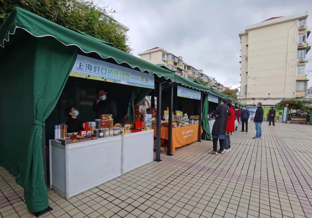 买篮球鞋子哪个网站好点（上海农展馆进长宁社区推介，居民在家门口就能买到新鲜优质的农产品！)